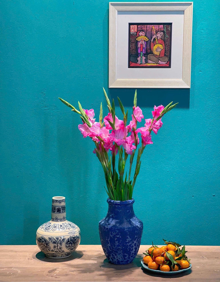 Không gian giản dị mà ấm áp của hoa và tranh Tết.