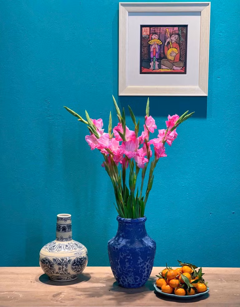 Không gian giản dị mà ấm áp của hoa và tranh Tết. Không gian giản dị mà ấm áp của hoa và tranh Tết.