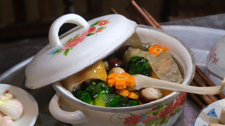 Liễn canh bóng được tạo hình đầy tinh xảo. Liễn canh bóng được tạo hình đầy tinh xảo.