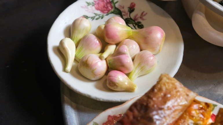 Dưa hành và đĩa men sinh động được tạo hình bằng nguyên liệu làm bánh. Dưa hành và đĩa men sinh động được tạo hình bằng nguyên liệu làm bánh.