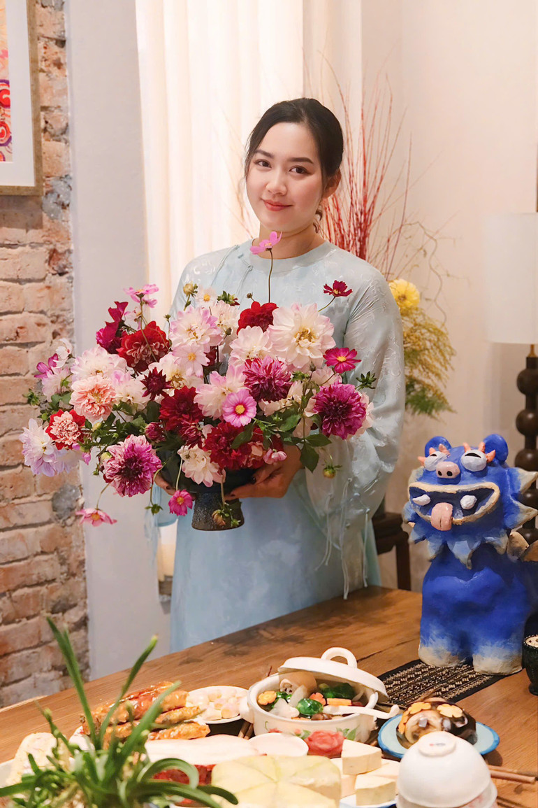 Nghệ nhân-họa sĩ Kim Anh Ngô bên một tác phẩm hoa xuân.