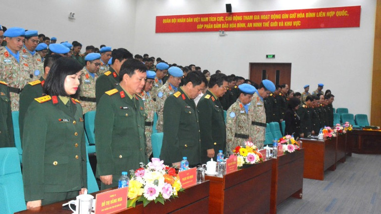 Các đại biểu dành phút mặc niệm tưởng nhớ Thượng tướng Nguyễn Chí Vịnh.