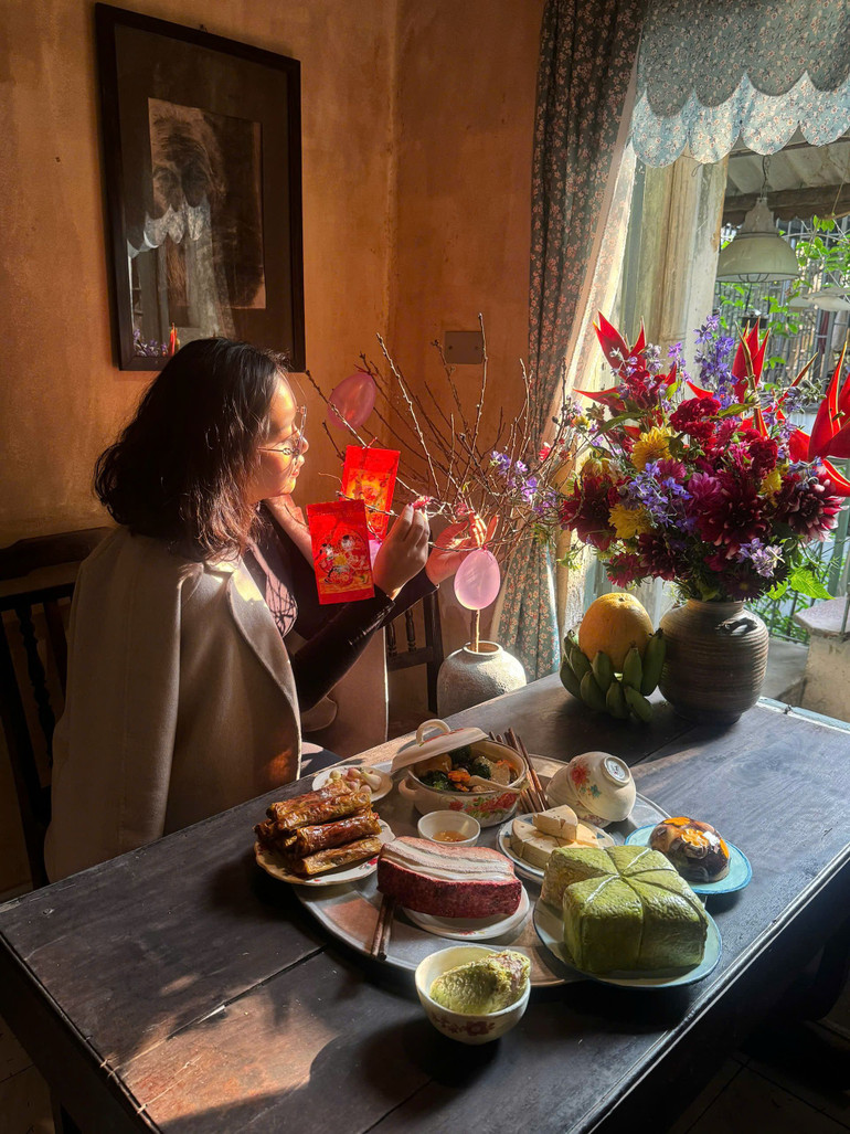 Hoa xuân bên cạnh mâm cỗ Tết mang ý nghĩa sum vầy. Hoa xuân bên cạnh mâm cỗ Tết mang ý nghĩa sum vầy.