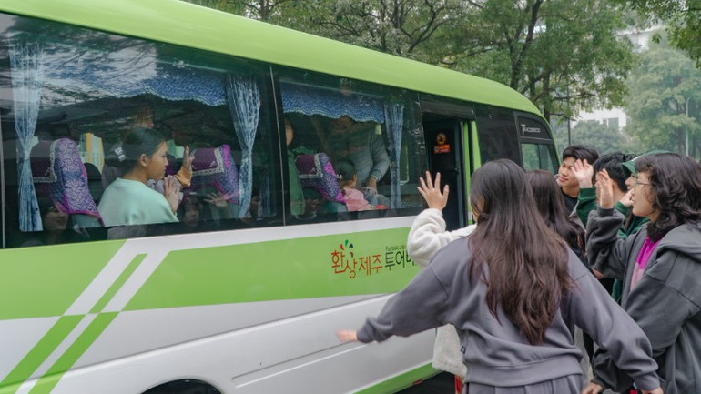 Giây phút tạm biệt đầy lưu luyến. Giây phút tạm biệt đầy lưu luyến.