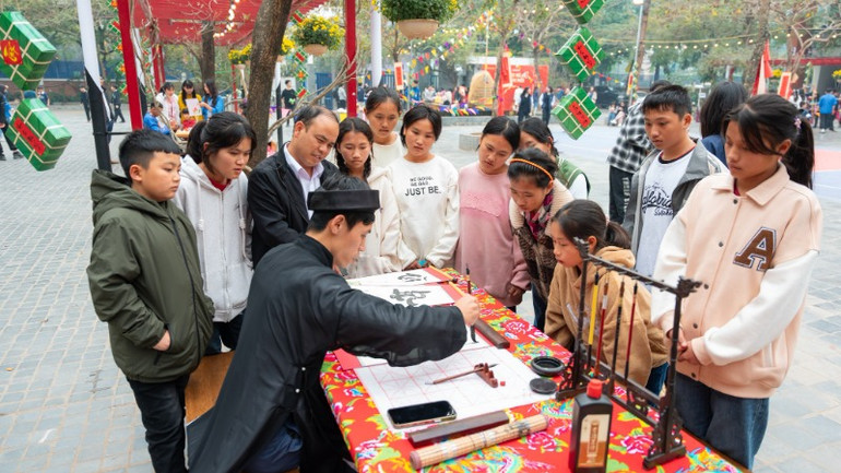 Xin chữ đầu xuân. Xin chữ đầu xuân.