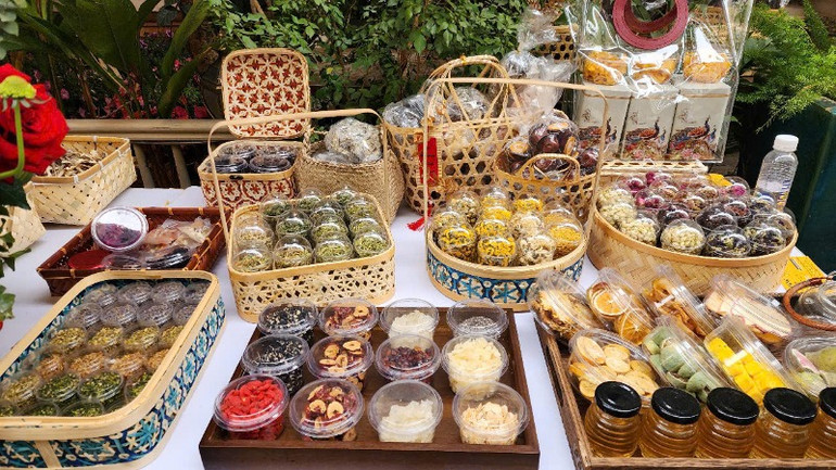 Đặc sản vùng miền tăng thêm tính hấp dẫn cho chuỗi sự kiện.