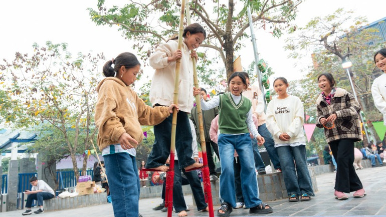 Vui với trò chơi dân gian. Vui với trò chơi dân gian.