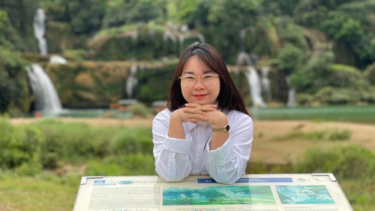 Nhà thơ Phùng Thị Hương Ly.