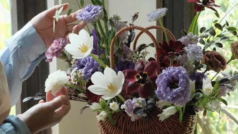 Bên cạnh hoa truyền thống, nghệ nhân cũng lan tỏa vẻ đẹp của nhiều loài hoa nhập ngoại.