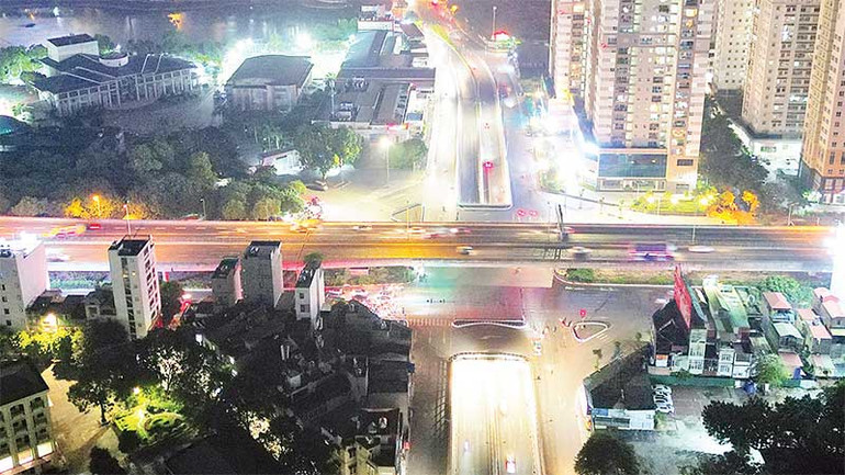 Hầm chui Lê Văn Lương-Tố Hữu là hầm chui thứ tư của Hà Nội, có chiều dài hầm và gờ chắn hai đầu là 475m, trong đó, phần hầm kín dài 95m, hầm hở và gờ chắn dài 380m với bốn làn xe. Hầm chui Lê Văn Lương-Tố Hữu là hầm chui thứ tư của Hà Nội, có chiều dài hầm và gờ chắn hai đầu là 475m, trong đó, phần hầm kín dài 95m, hầm hở và gờ chắn dài 380m với bốn làn xe.