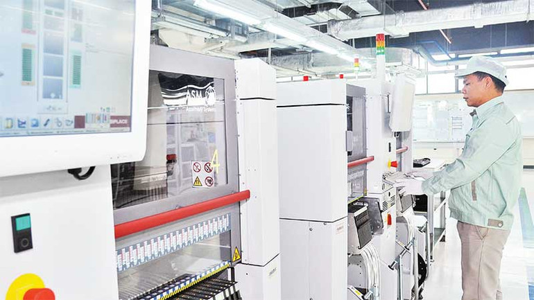 Dây chuyền sản xuất linh kiện điện tử ở Công ty cổ phần Công nghệ công nghiệp Bưu chính viễn thông Việt Nam (VNPT Technology). (Ảnh: TRẦN KHÁNH)