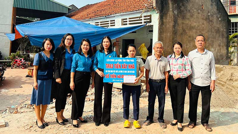 Tổ chức Công đoàn trao tiền hỗ trợ xây nhà cho người lao động có hoàn cảnh khó khăn.