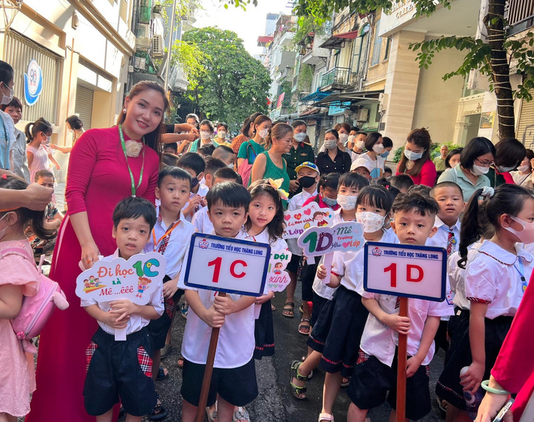 Chào đón học sinh lớp 1