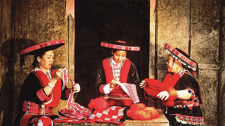 Nghề thêu truyền thống của đồng bào dân tộc Dao ở Cao Bằng. (Ảnh HÀ HỮU ĐỨC)