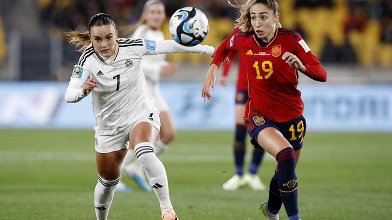 Đội tuyển nữ Tây Ban Nha (bên phải) thắng 3-0 trong trận ra quân gặp Costa Rica. Đội tuyển nữ Tây Ban Nha (bên phải) thắng 3-0 trong trận ra quân gặp Costa Rica.