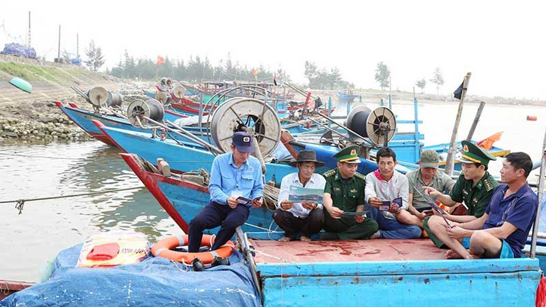 Bộ đội Biên phòng Hà Tĩnh tuyên truyền chống khai thác IUU đến ngư dân.
