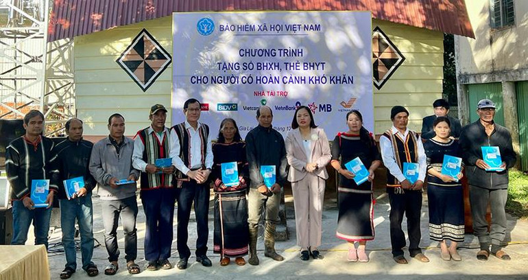 Trao tặng sổ bảo hiểm xã hội, thẻ bảo hiểm y tế cho người dân có hoàn cảnh khó khăn của làng Ia Nueng, xã Biển Hồ, thành phố Pleiku. (Ảnh: Bảo hiểm xã hội Gia Lai)