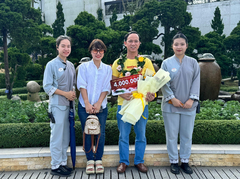 Vị khách thứ 4 triệu đi cáp treo lên núi Bà Đen. Ảnh: Sun World Ba Den Mountain