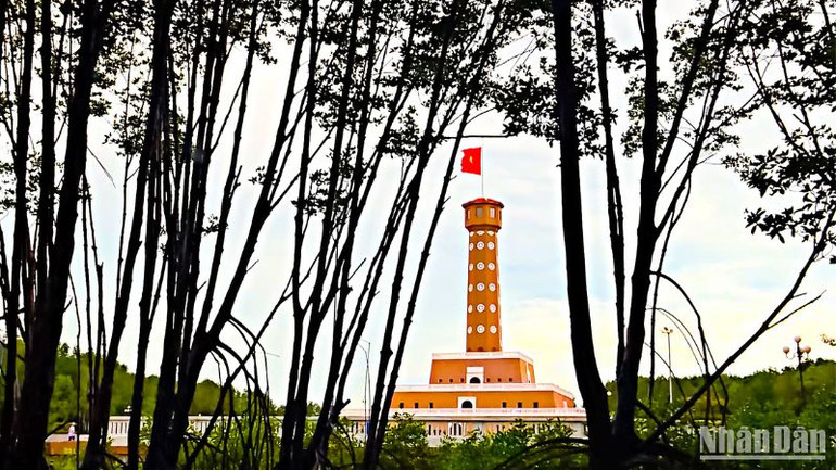 Cột cờ Hà Nội tại Mũi Cà Mau do Thành ủy Hà Nội tặng tỉnh Cà Mau đã phát huy giá trị văn hóa của một biểu tượng núi sông liền dải từ Bắc đến Nam (khánh thành ngày 10/12/2019).