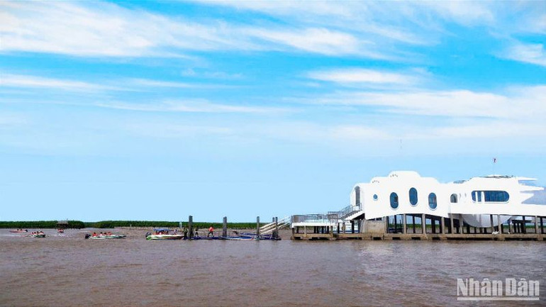 Được thiên nhiên ban tặng cảnh quan thơ mộng, hiện nay du lịch Mũi Cà Mau xây dựng trạm dừng chân độc nhất vô nhị trên bãi bồi, để tạo nên điểm nhấn cho du khách khi đến với Mũi Cà Mau.