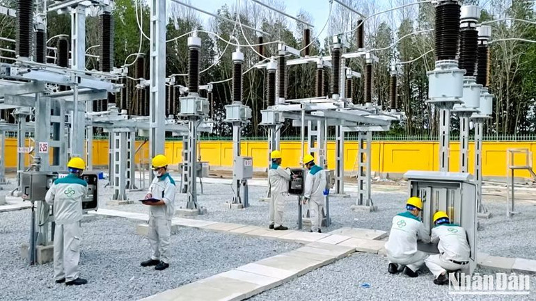 Các kỹ sư đang kiểm tra định kỳ tại trung tâm điều phối điện gió.