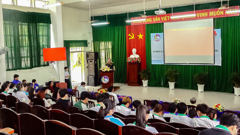 Đại tá Võ Tấn Dũng kể chuyện lịch sử tại Trường Cao đẳng Cần Thơ.