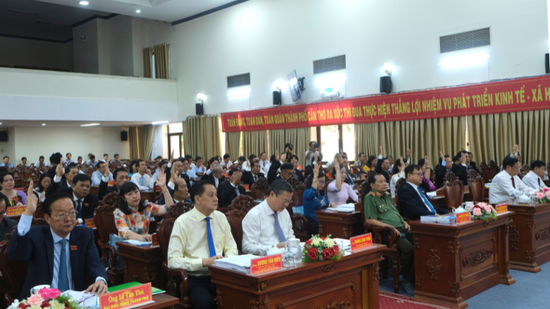 Đại biểu Hội đồng nhân dân thành phố Cần Thơ biểu quyết một số nội dung cấp bách, quan trọng của địa phương. Đại biểu Hội đồng nhân dân thành phố Cần Thơ biểu quyết một số nội dung cấp bách, quan trọng của địa phương.