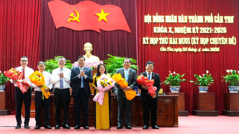 Lãnh đạo thành phố Cần Thơ tặng hoa cho các đại biểu miễn nhiệm và bầu bổ sung chức danh Ủy viên Ủy ban nhân dân thành phố Cần Thơ nhiệm kỳ 2021-2026. Lãnh đạo thành phố Cần Thơ tặng hoa cho các đại biểu miễn nhiệm và bầu bổ sung chức danh Ủy viên Ủy ban nhân dân thành phố Cần Thơ nhiệm kỳ 2021-2026.