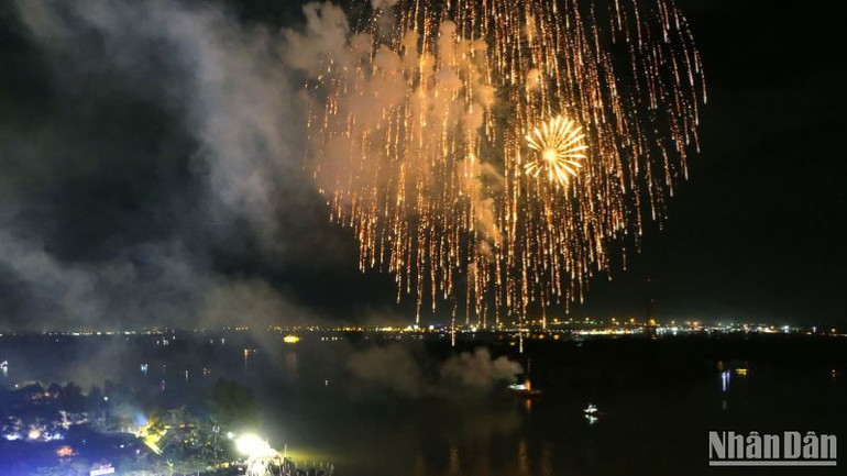 Kết thúc chương trình nghệ thuật đặc biệt là nội dung pháo hoa nghệ thuật trên sông Hậu.