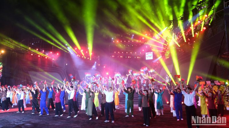 Tốp ca múa “Chào Việt Nam vinh quang”.