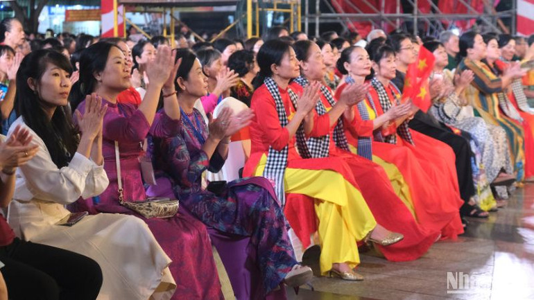 Đông đảo đại biểu và bà con nhân dân đến thưởng thức chương trình.