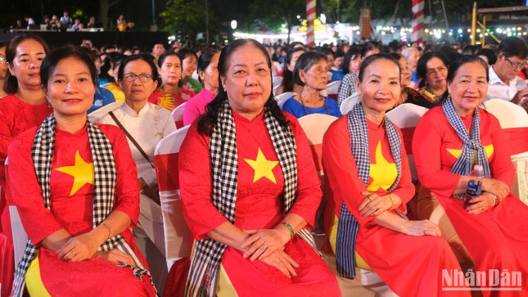 Các đại biểu đến dự chương trình nghệ thuật đặc biệt “Cần Thơ – Viết tiếp bản hùng ca mùa xuân”.