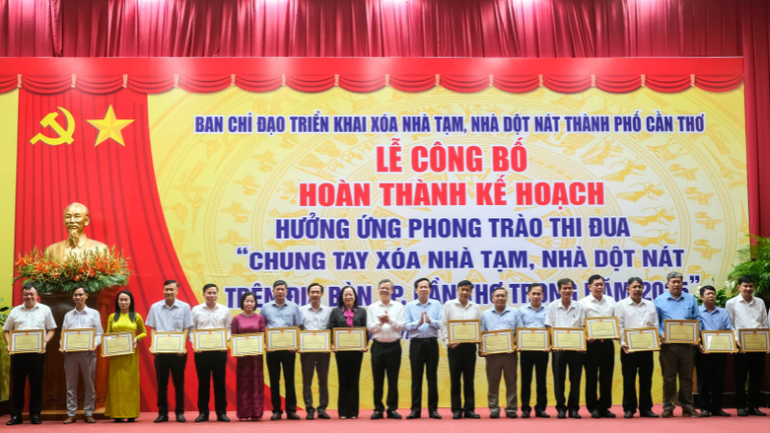Lãnh đạo thành phố Cần Thơ tặng Bằng khen cho các đơn vị, cá nhân có thành tích xuất sắc đóng góp trong phong trào thi đua “xóa nhà tạm, nhà dột nát” trên địa bàn.