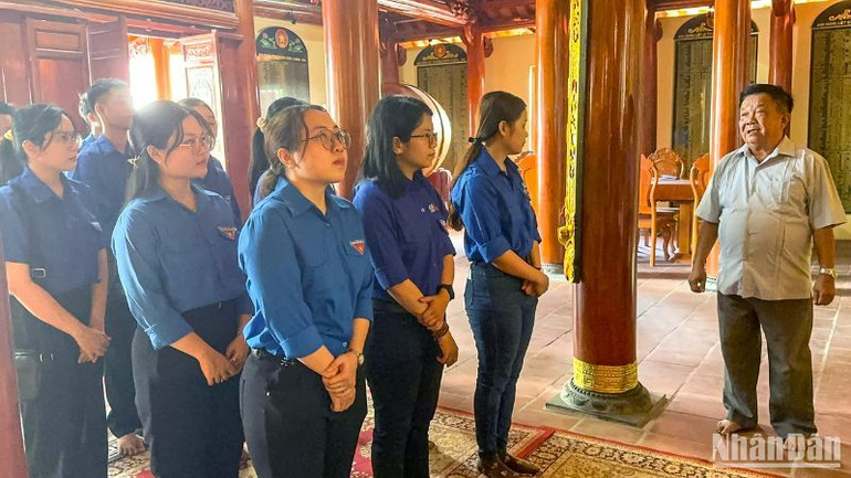 Cựu chiến binh Huỳnh Xuân Phong thuyết trình về lịch sử Trung đoàn 1-U Minh cho đoàn viên, thanh niên thành phố Cần Thơ. Cựu chiến binh Huỳnh Xuân Phong thuyết trình về lịch sử Trung đoàn 1-U Minh cho đoàn viên, thanh niên thành phố Cần Thơ.