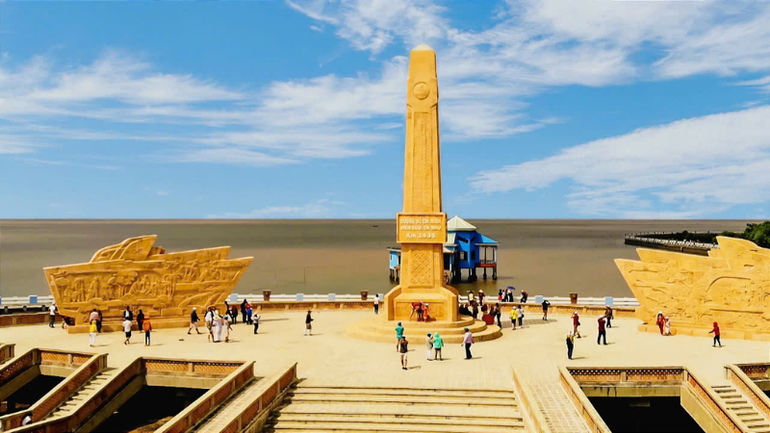 Biểu tượng đường Hồ Chí Minh ở Cà Mau là điểm cuối cùng trong hành trình từ điểm đầu là hang Pác Bó (Cao Bằng) tới điểm cuối là Đất Mũi Cà Mau.