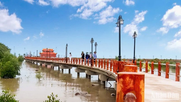 Lối vào Đền thờ Lạc Long Quân tại Đất Mũi Cà Mau.