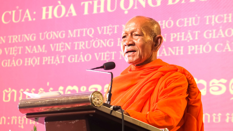 Hòa thượng Đào Như, Ủy viên Đoàn Chủ tịch Ủy ban Trung ương Mặt trận Tổ quốc Việt Nam, Phó Chủ tịch Hội đồng trị sự Trung ương Giáo hội Phật giáo Việt Nam, Viện trưởng Học viện Phật giáo Nam tông Khmer, Trưởng Ban Trị sự Giáo hội Phật giáo Việt Nam thành phố Cần Thơ phát biểu tại buổi họp mặt.