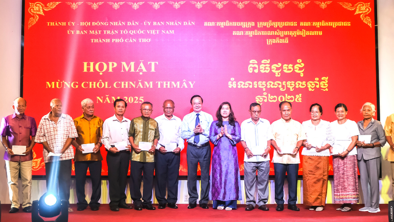 Lãnh đạo thành phố Cần Thơ tặng quà cho người có uy tín trong đồng bào dân tộc Khmer.