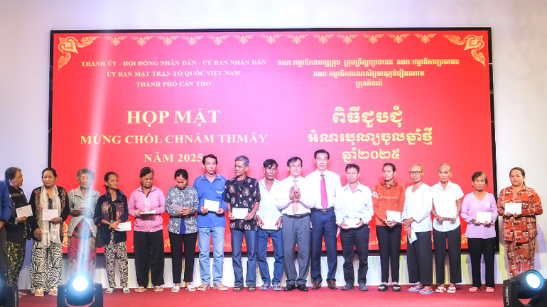 Lãnh đạo thành phố Cần Thơ tặng quà cho đồng bào dân tộc Khmer nghèo.