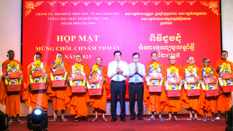 Lãnh đạo thành phố Cần Thơ tặng quà cho quý Hòa thượng, Thượng tọa, Sư sãi, AAchar... tại buổi họp mặt.