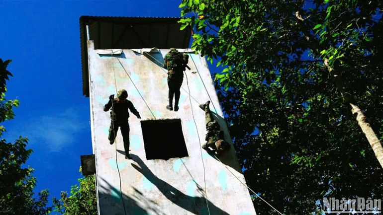 Tiểu đoàn Đặc công 2012 (Bộ Tham mưu Quân khu 9), tăng cường huấn luyện sẵn sàng chống khủng bố.