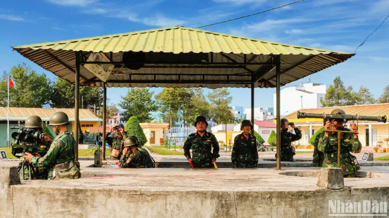 Kíp trực chỉ huy Tiểu đoàn 11, Lữ đoàn Pháo phòng không 226, Quân khu 9 trực sẵn sàng chiến đấu.