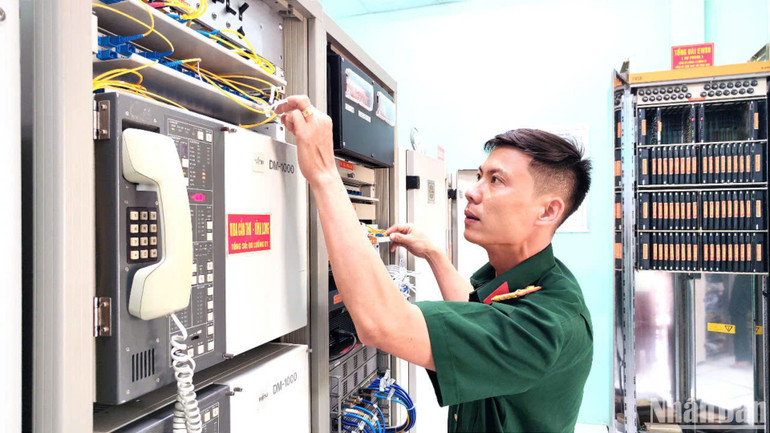 Nhân viên kỹ thuật, Đại đội 2, Tiểu đoàn 1, Lữ đoàn Thông tin 29, Quân khu 9 kiểm tra đường truyền số liệu quân sự.