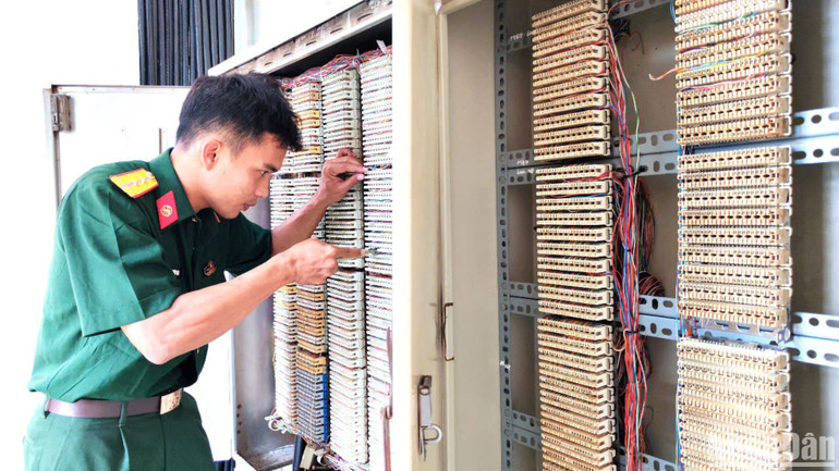 Nhân viên kỹ thuật, truyền dẫn cáp quang, Đại đội 2, Tiểu đoàn 1, Lữ đoàn Thông tin 29, Quân khu 9 kiểm tra các thiết bị thông tin.