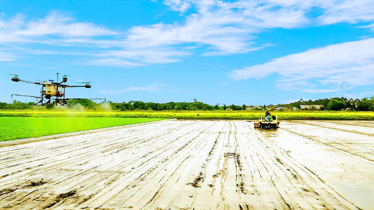 Bà con nông dân thành phố Cần Thơ ứng dụng công nghệ cao vào sản xuất.