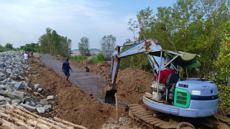 Công trình hộ đê biển Tây (Cà Mau) chống triều cường và nước biển dâng.