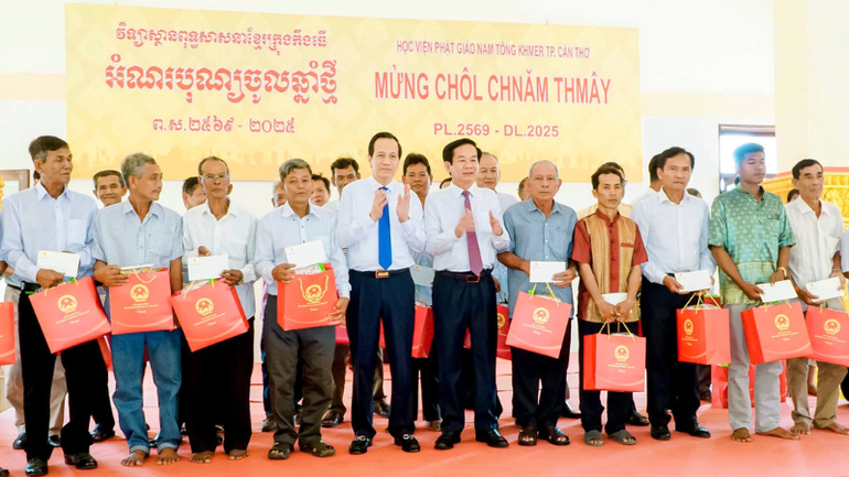 Bộ trưởng Đào Ngọc Dung và lãnh đạo thành phố Cần Thơ tặng quà cho người nghèo tại Học viện Phật giáo Nam tông Khmer