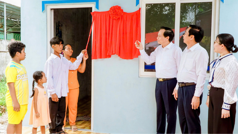 Khánh thành nhà mới tại hộ gia đình bà Liêu Thị Vang (ấp Thới Hiệp, thị trấn Thới Lai, huyện Thới Lai).