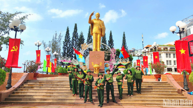 Đội văn nghệ, Cựu chiến binh quận Ninh Kiều biểu diễn các tiết mục văn nghệ tại tượng đài Bác Hồ (bến Ninh Kiều, thành phố Cần Thơ).