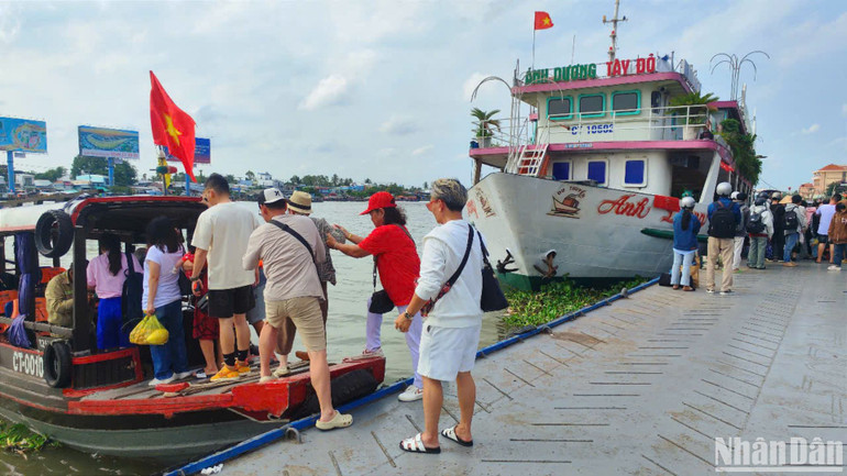 Tại bến Ninh Kiều, đông đảo các du khách đến với Cần Thơ nhân dịp lễ 30/4.